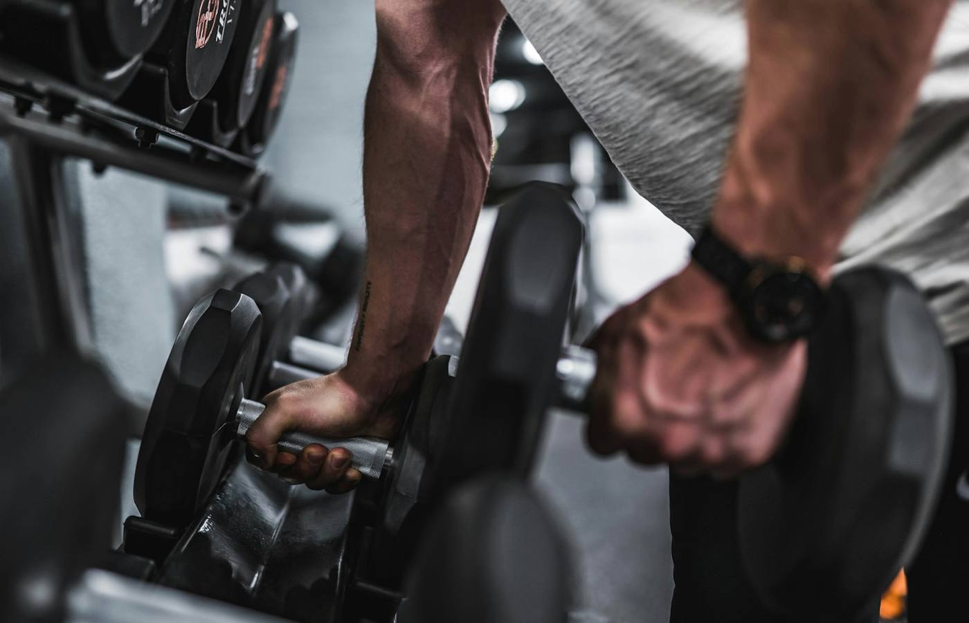 Interiér moderního fitness studia s kvalitním vybavením